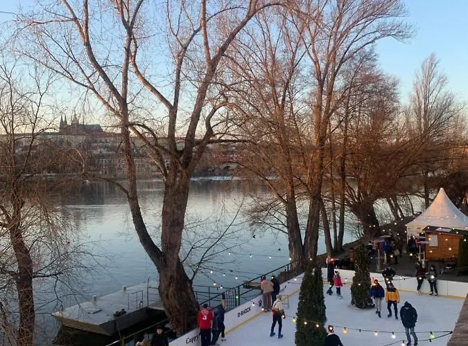 Anenska By Charles Bridge 1